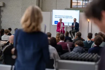 Twee notarissen die een lezing geven op Finance Avenue Twee notarissen die een lezing geven op Finance Avenue