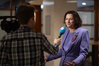 Een notaris die geinterviewd wordt door een journalist Een notaris die geinterviewd wordt door een journalist