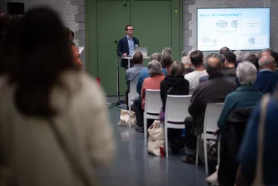 Een notaris die een lezing geeft Een notaris die een lezing geeft