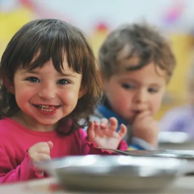 Twee mooie kindjes lachen  Twee mooie kindjes lachen