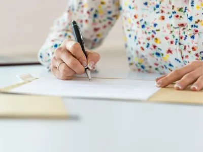 Een vrouw die een document ondertekent Een vrouw die een document ondertekent