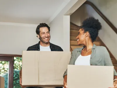 Koppel dat aan het verhuizen is Koppel dat aan het verhuizen is