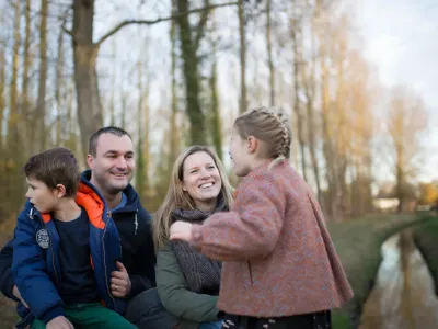 Ouders met hun twee kinderen in het bos Ouders met hun twee kinderen in het bos