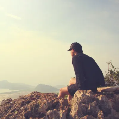 man die naar landschap kijkt man die naar landschap kijkt