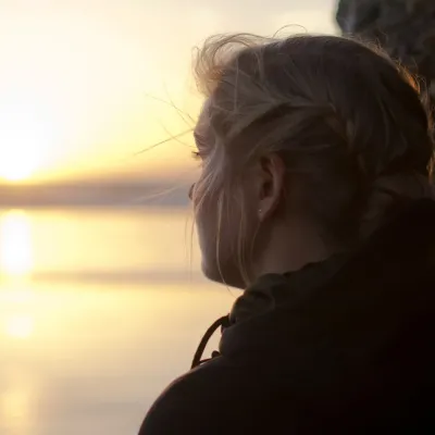 vrouw die naar horizon kijkt vrouw die naar horizon kijkt