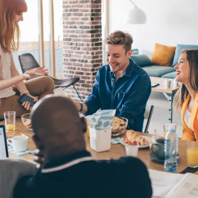 Een groep vrienden die samen woont Een groep vrienden die samen woont