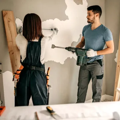 Een koppel dat een huis aan het renoveren is Een koppel dat een huis aan het renoveren is