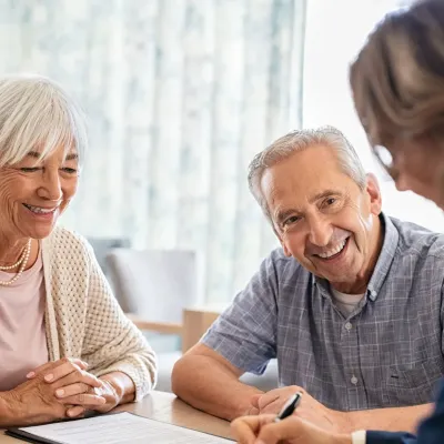 Een ouder koppel bij de notaris Een ouder koppel bij de notaris
