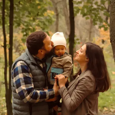 Gezin met hun kind in het bos
