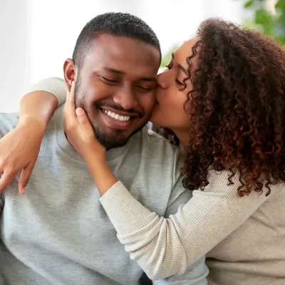 Jong koppel dat elkaar knuffelt Jong koppel dat elkaar knuffelt