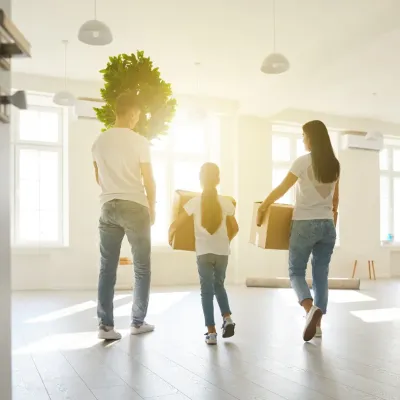 Une famille, cartons à la main, emménage dans leur nouveau logement. Une famille, cartons à la main, emménage dans leur nouveau logement.