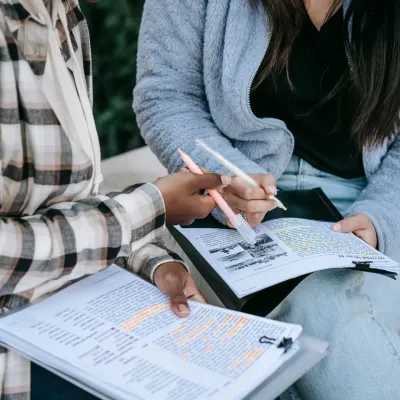 Twee studenten die aan het studeren zijn Twee studenten die aan het studeren zijn