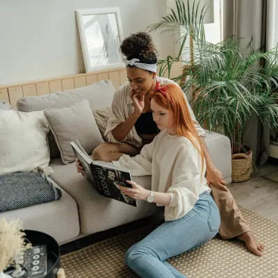 Twee vrouwen in hun nieuwe woning Twee vrouwen in hun nieuwe woning