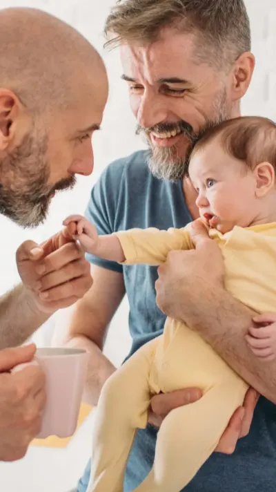 twee mannen en baby twee mannen en baby