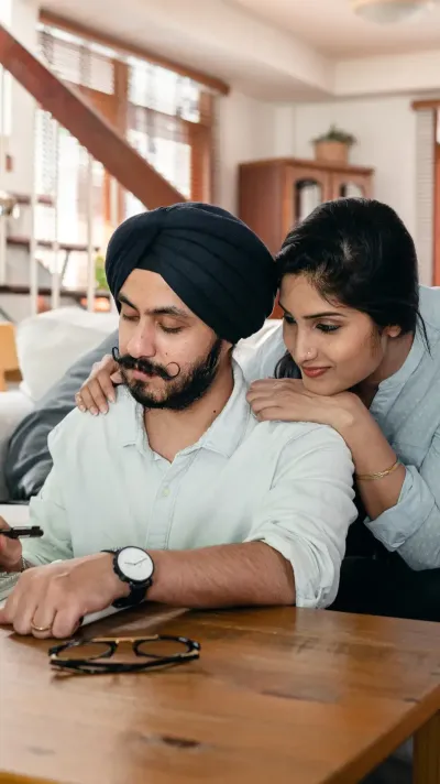 Een koppel dat enkele berekeningen maakt aan de keukentafel Een koppel dat enkele berekeningen maakt aan de keukentafel