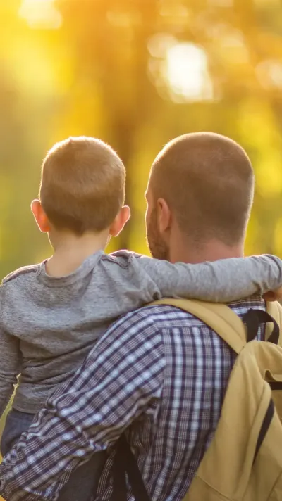 Een vader met zijn kind in de natuur Een vader met zijn kind in de natuur