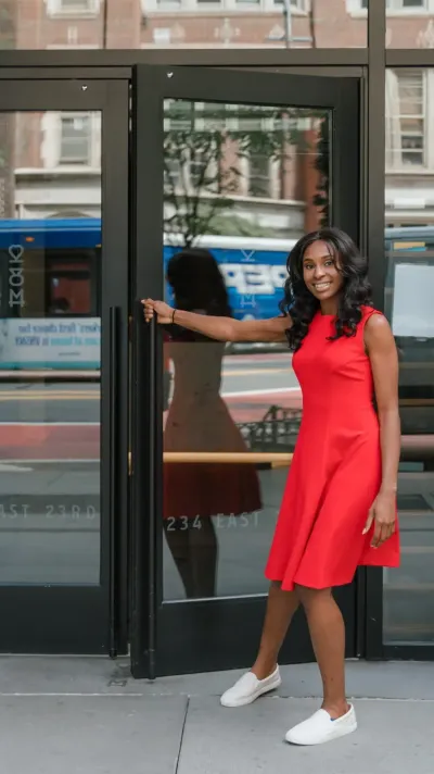 Vrouw die deur van kantoor opent Vrouw die deur van kantoor opent