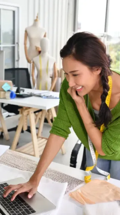 vrouw in naaiatelier vrouw in naaiatelier