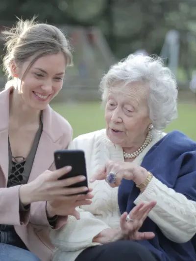 oude dame met jonge vrouw oude dame met jonge vrouw