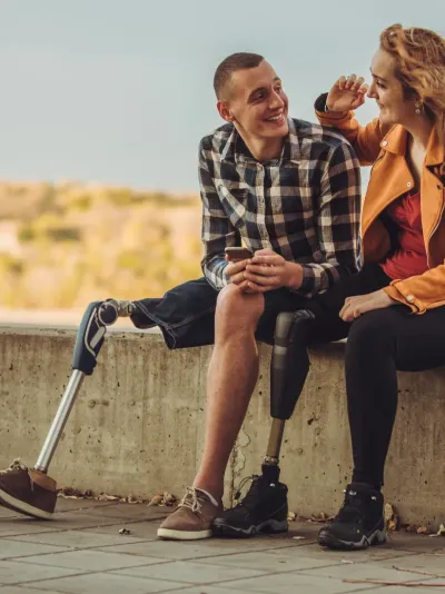 twee volwassen mensen met protheses twee volwassen mensen met protheses