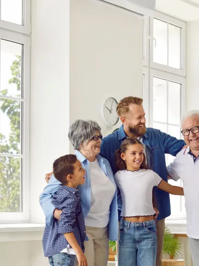 Une famille réunie dans un salon Une famille réunie dans un salon