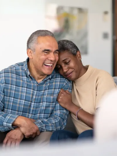 Ouder koppel in gesprek met de notaris Ouder koppel in gesprek met de notaris