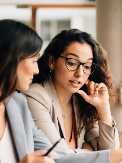 Twee vrouwen in gesprek Twee vrouwen in gesprek