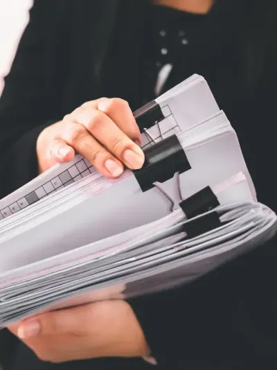 vrouw die verschillende dossiers vasthoudt vrouw die verschillende dossiers vasthoudt