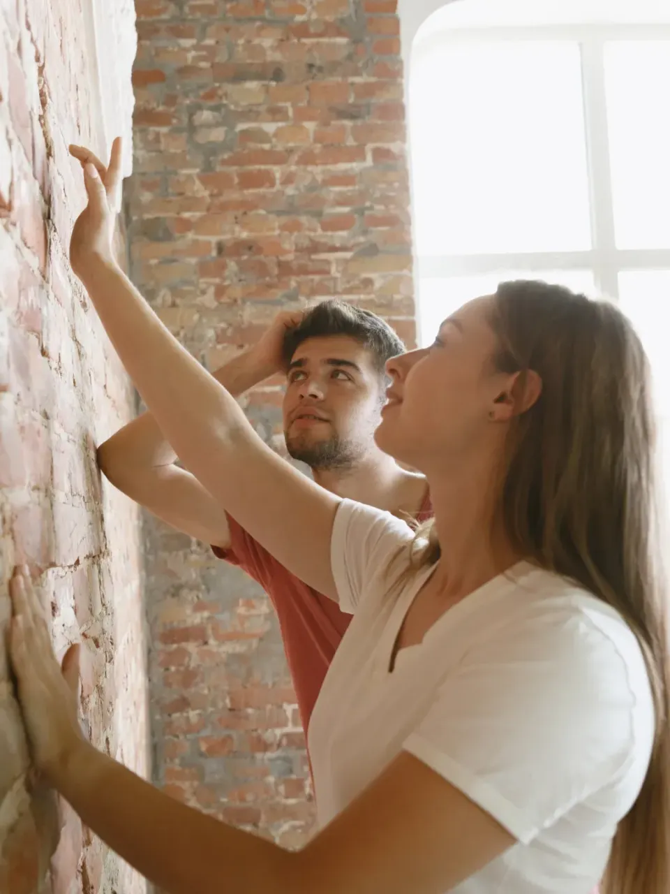 Een jong koppel dat hun droomwoning renoveert