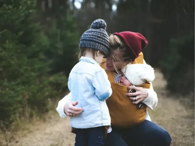 moeder met twee kinderen in het bos